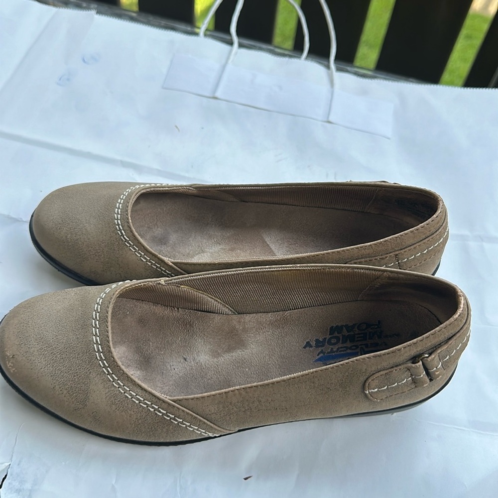 Life stride velocity shoes, tan size 7M